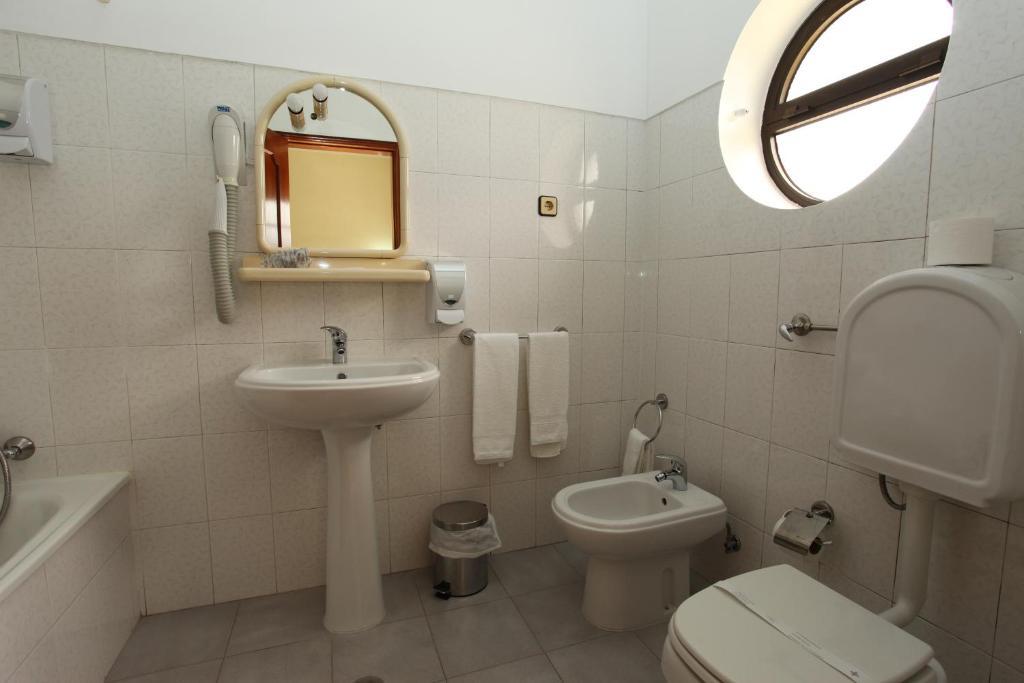 Residencial Sra. Da Lomba Hotel Pinhanços Екстериор снимка